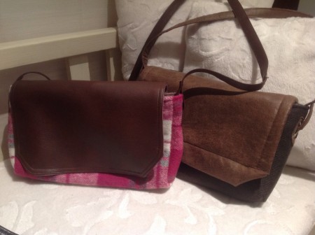 Mindre axelväskor i skinnimitation